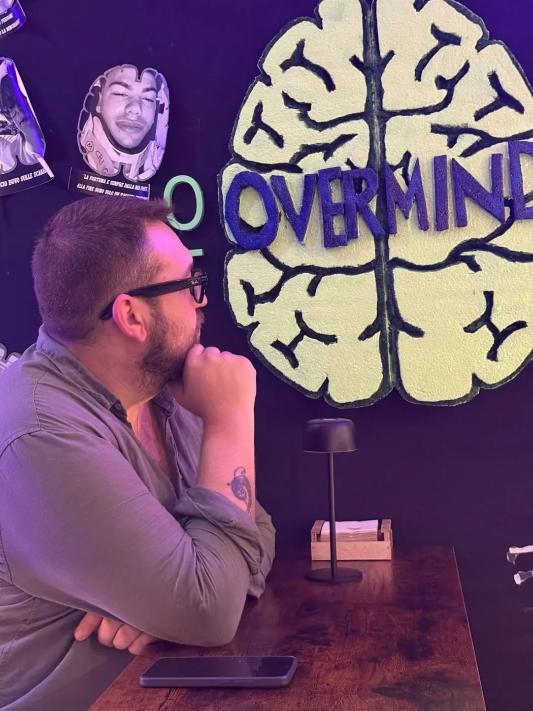 Carlo davanti al Wall of Shame degli studi Overmind