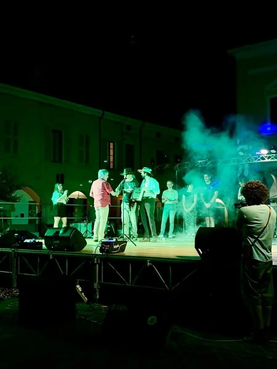 Il palco illuminato di verde