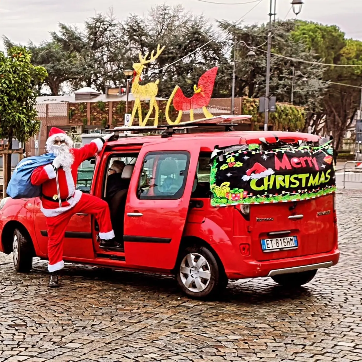 L'auto addobbata di Natale su due ruote