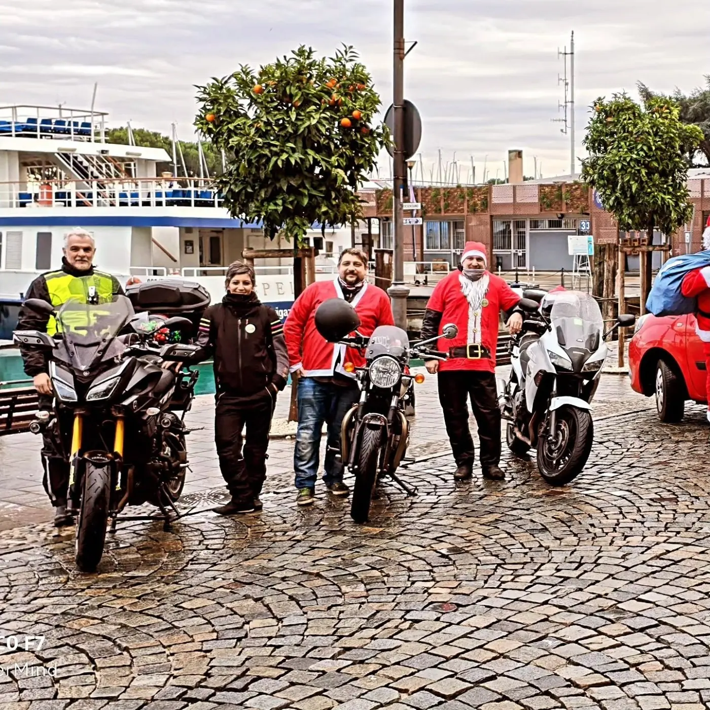 Il gruppo dei motociclisti in piazza