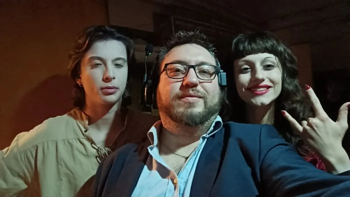 Carlo con la compagnia dopo lo spettacolo